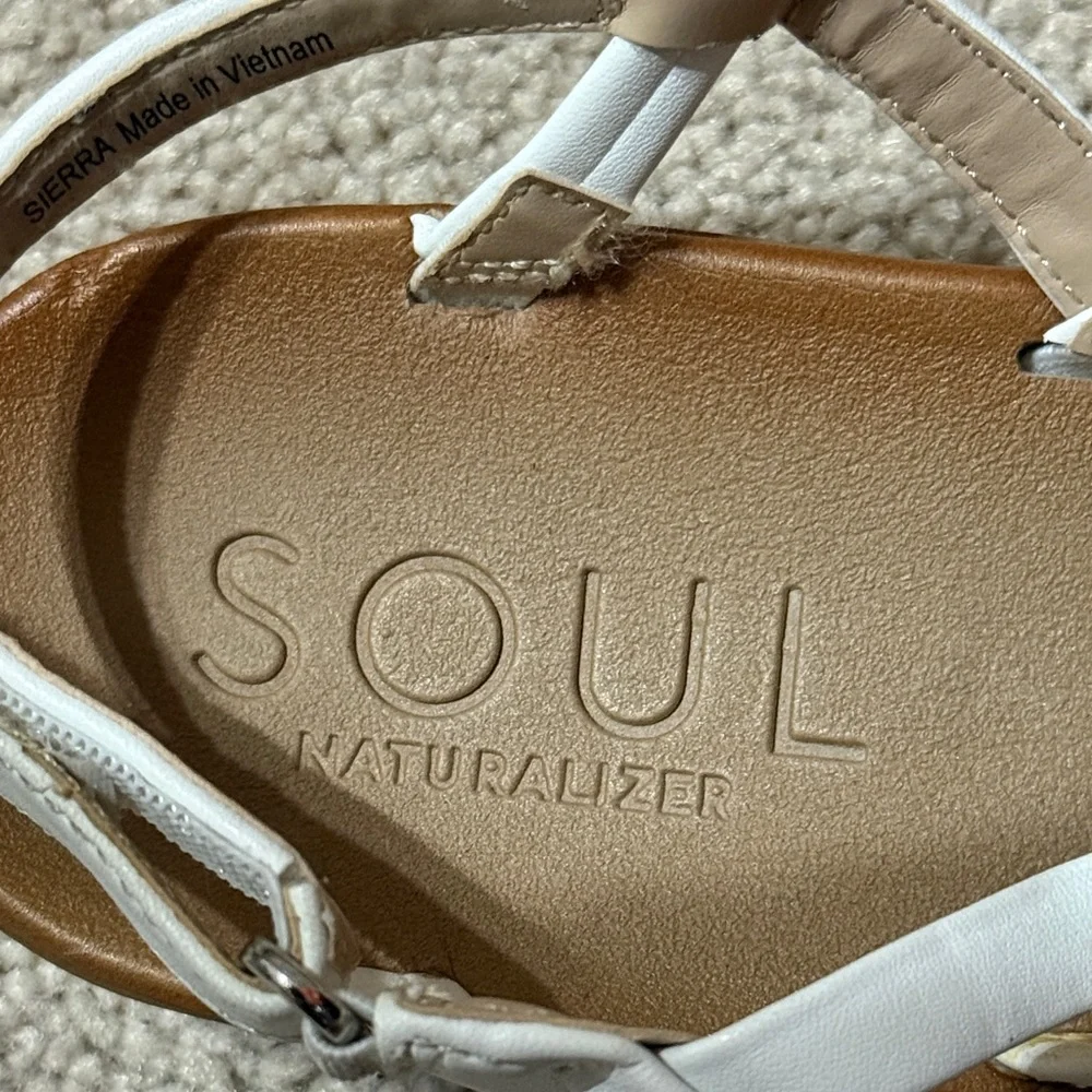 SOUL Naturalizer White Strappy Sandals Size 8